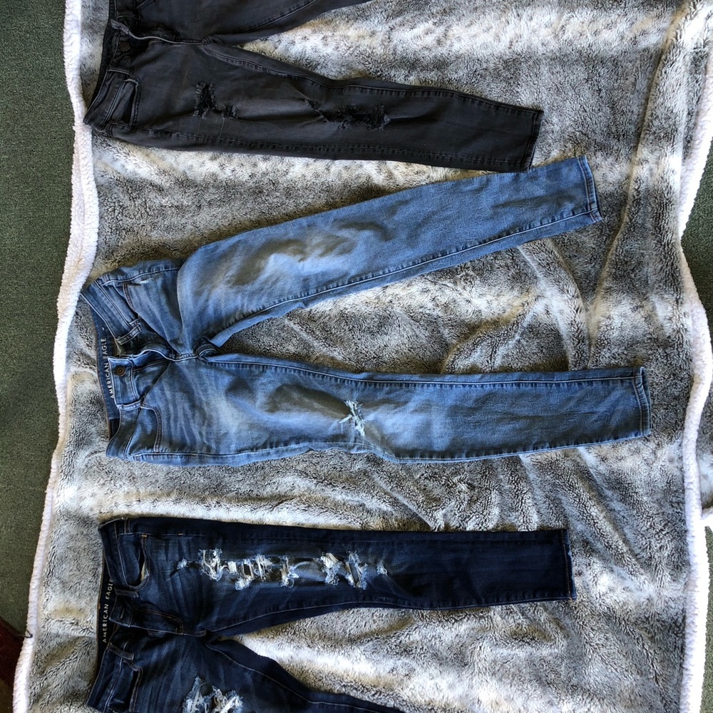 I’m selling my barley worn American Eagle jeans sizes 00,0,22 but mostly 2s